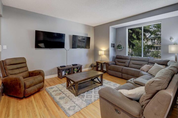 Property Photo:  1209 18 Avenue NW  AB T2M 0W3 