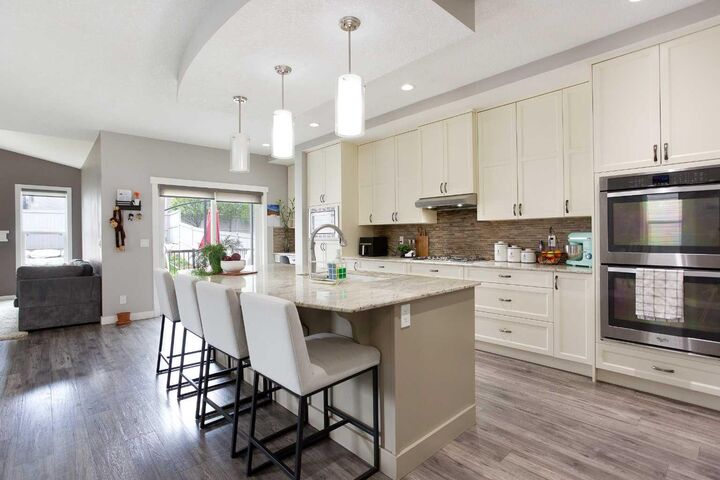 Property Photo:  342 Hillcrest Circle SW  AB T4B 4B3 
