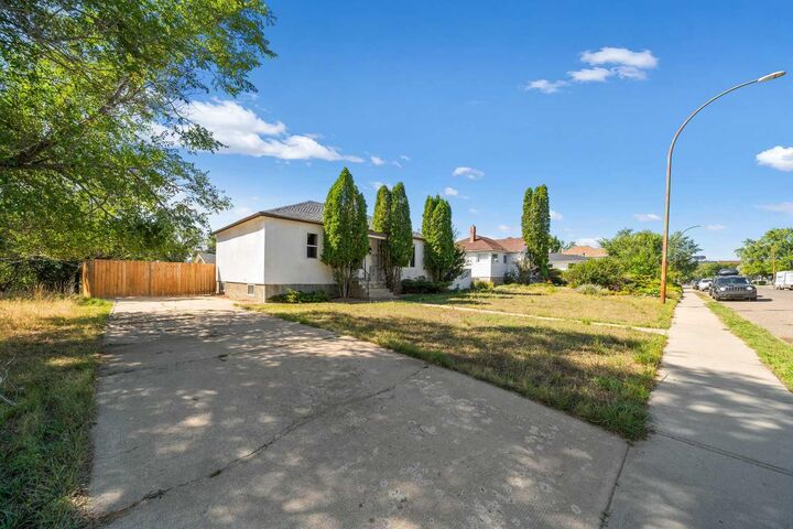Property Photo:  227 4 Street SW  AB T1A 4E4 