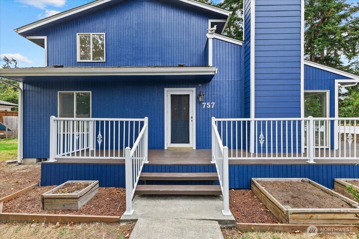 Property Photo:  757  Commodore Ln  WA 98282 