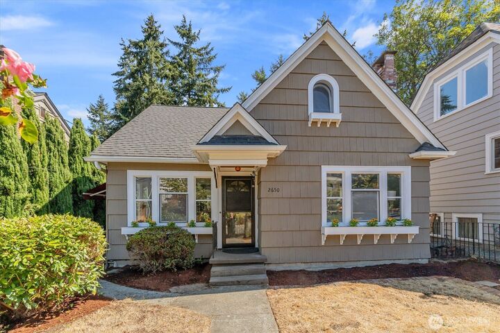 Property Photo:  2650  Walnut Avenue SW  WA 98116 