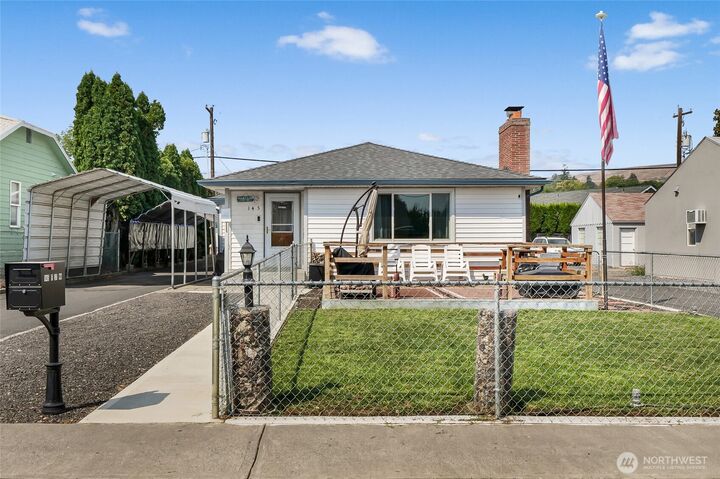 Property Photo:  145 NW F Street  WA 98823 