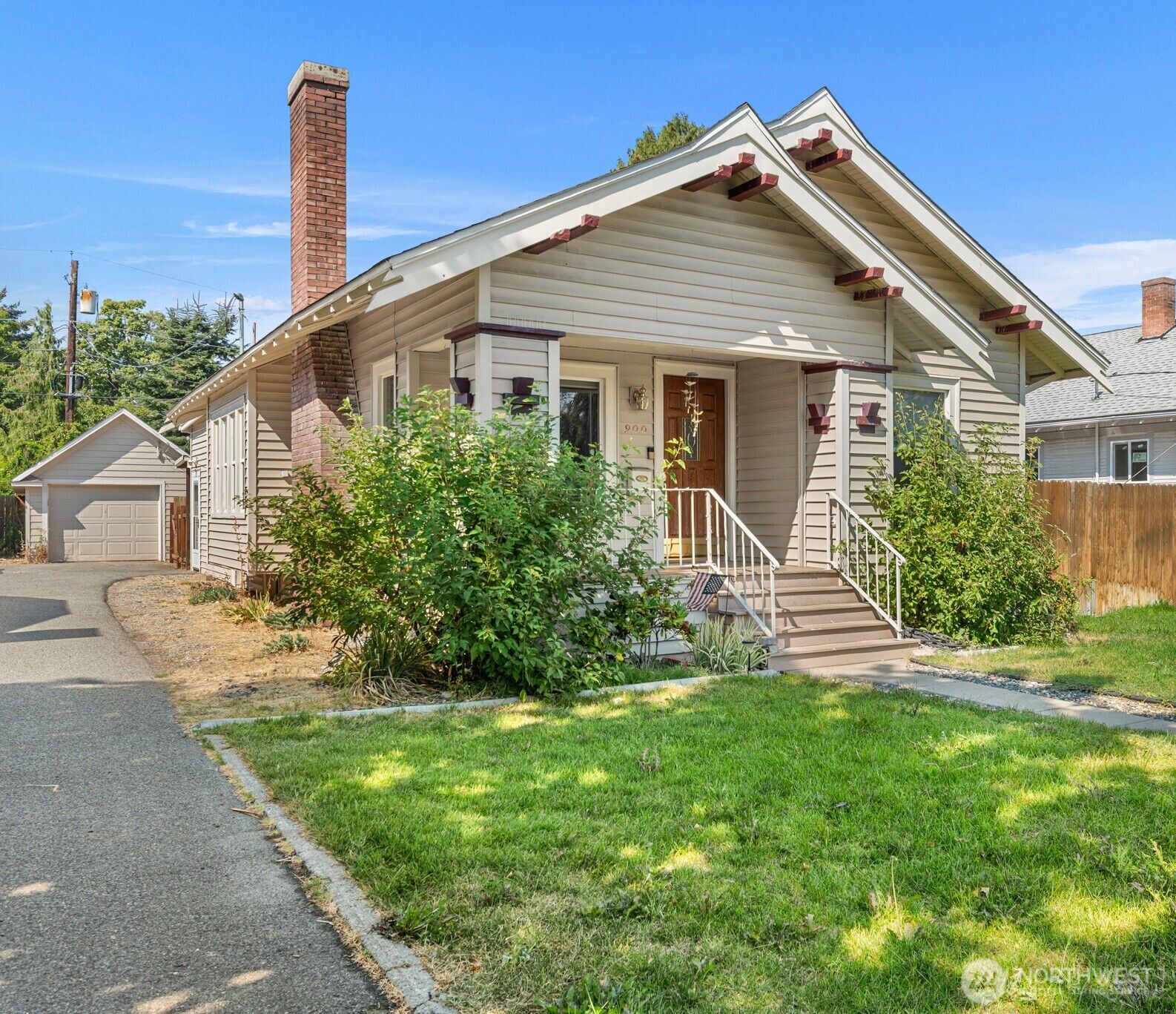 Property Photo:  900  Okanogan Avenue  WA 98801 