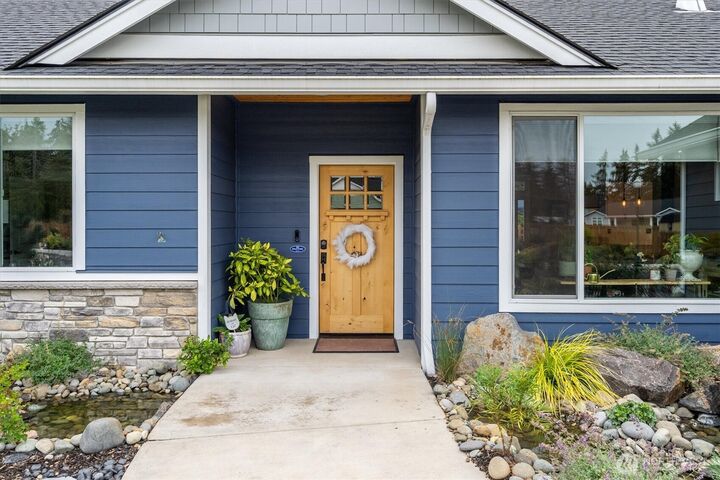 Property Photo:  105  Andrew Court  WA 98611 