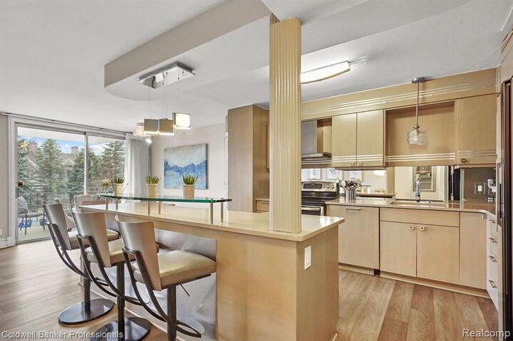 Property Photo:  600 W Brown Street 109  MI 48009 