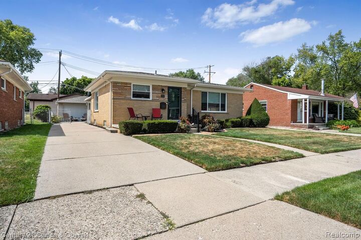 Property Photo: 8233 N Evangeline Street MI 48127