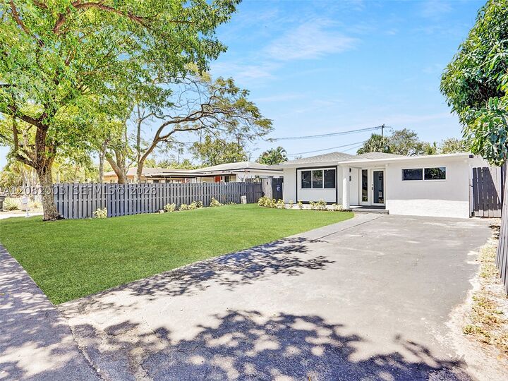 Property Photo: 1609 NW 7th Ter FL 33311