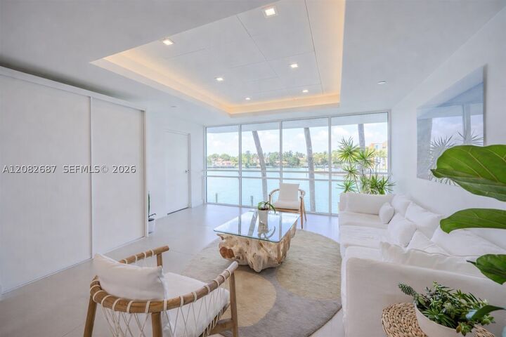 Property Photo:  5900 Collins Ave 1405  FL 33140 