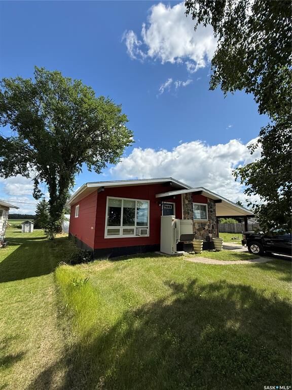 Property Photo:  358 First Street NW  SK S0A 3B0 