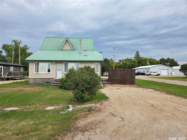 Property Photo:  620 Railway Avenue  SK S0C 0G0 