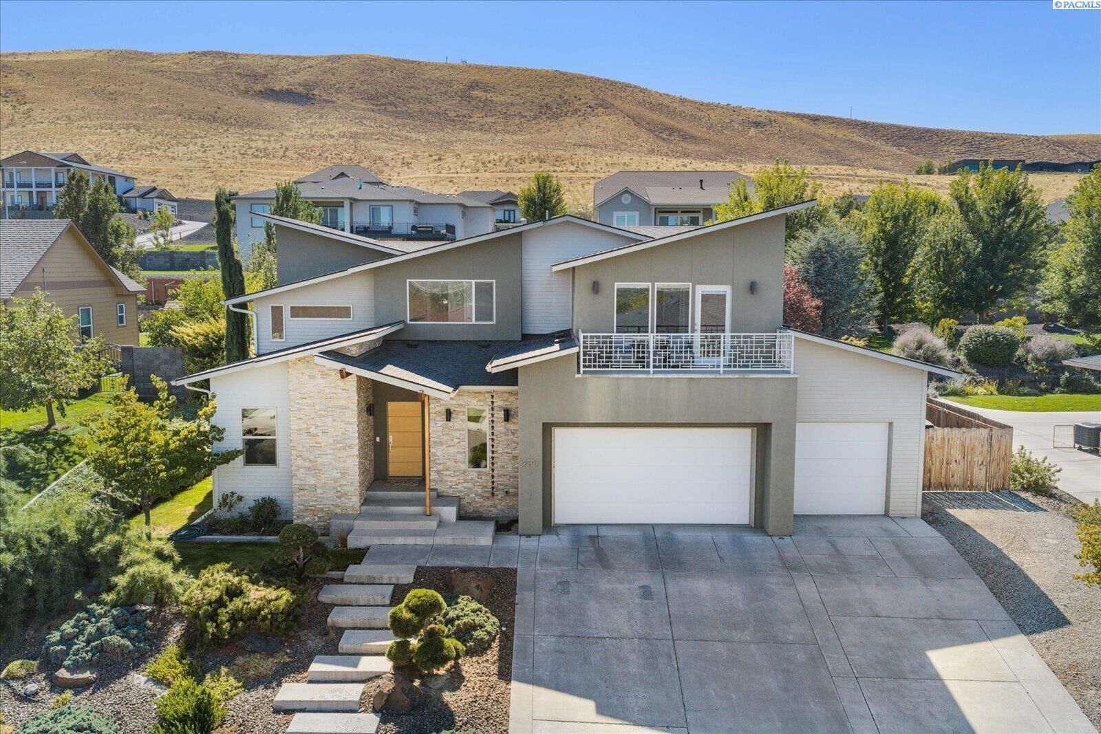 Property Photo: 2207 W 50th Ave WA 99337