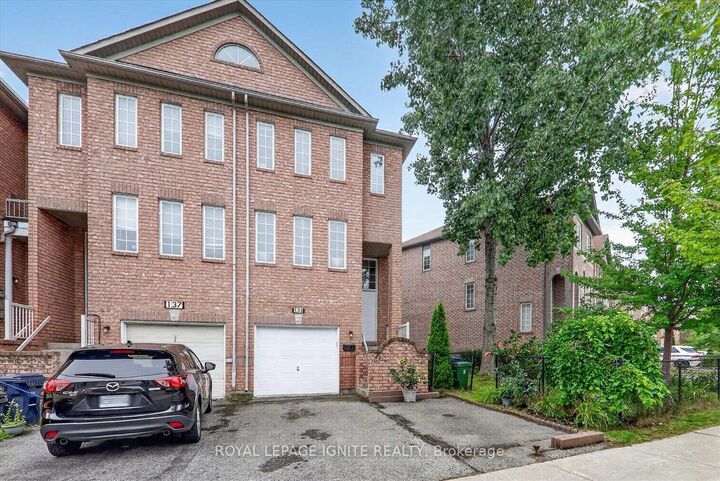 Property Photo: 135 Conn Smythe Drive ON M1J 3P6