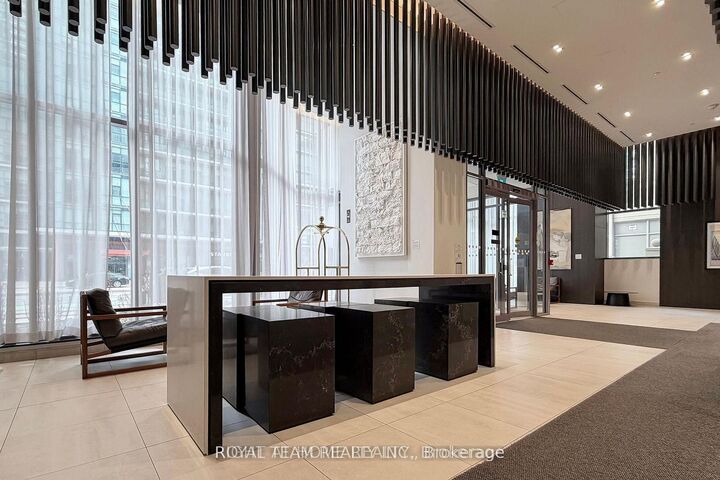 Property Photo:  4065 Confederation Parkway 2507  ON L5B 4N1 