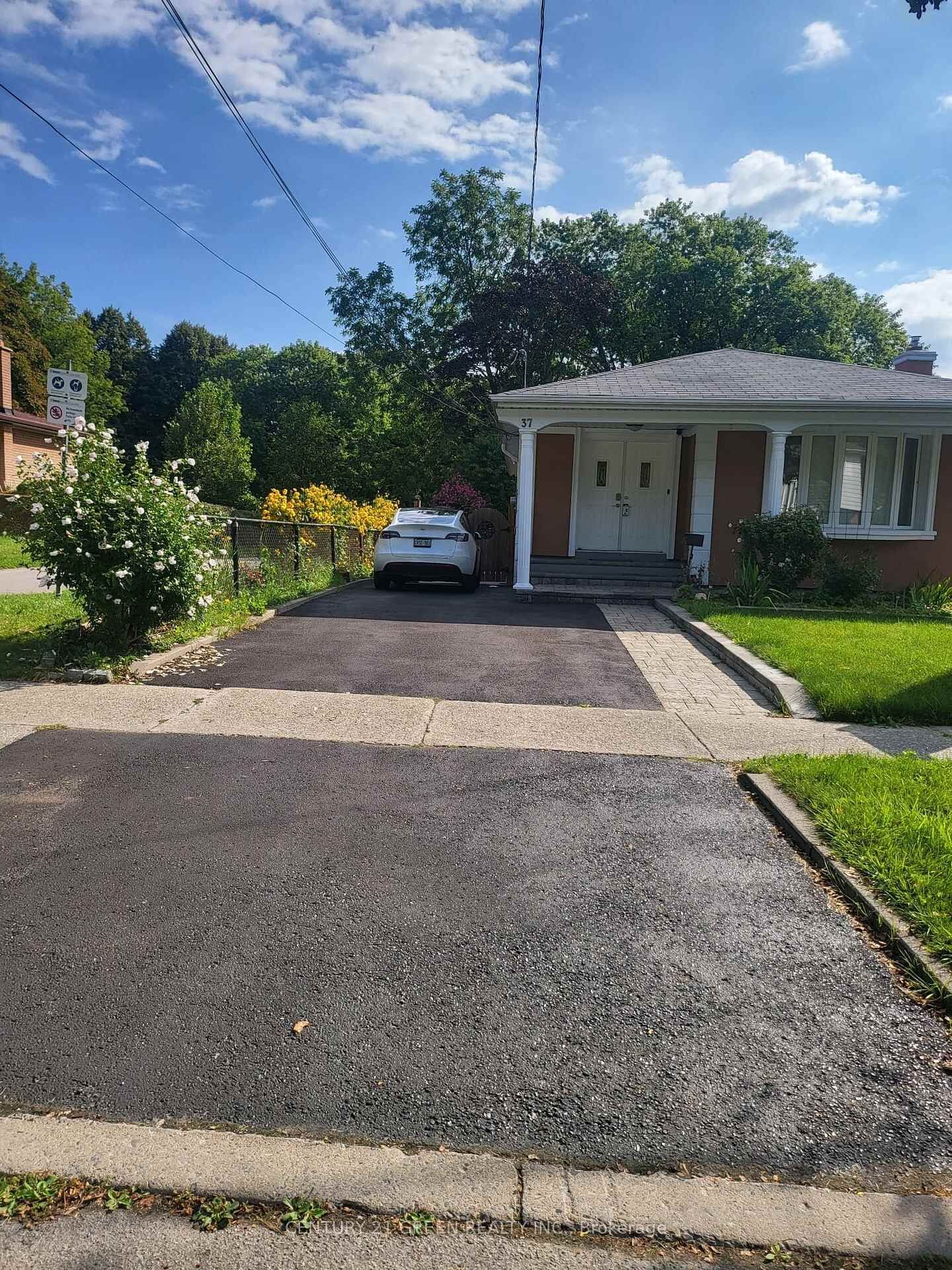 Property Photo:  37 Ravenview Drive Bsmt  ON M1E 3L9 
