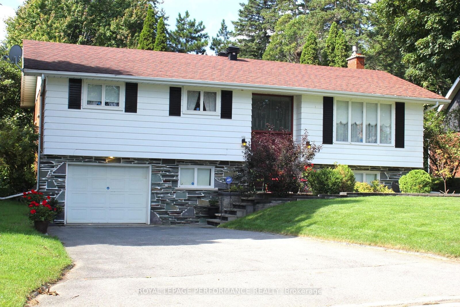 Property Photo:  729 Iroquois Drive  ON K6H 5C6 