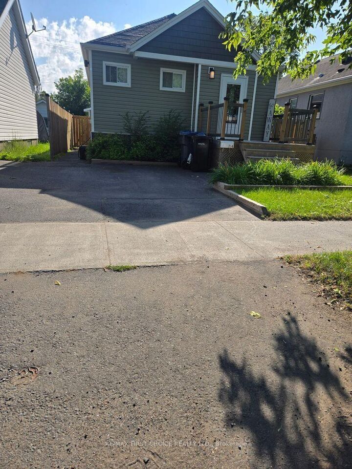 Property Photo:  734 Franklin Street S  ON P7E 1R9 