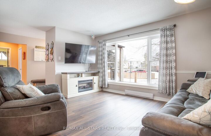 Property Photo:  158 Blossom Court  ON L9L 1G5 