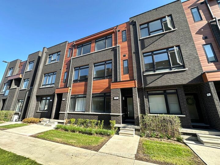 Property Photo:  370D Red Maple Road 98  ON L4C 6P5 