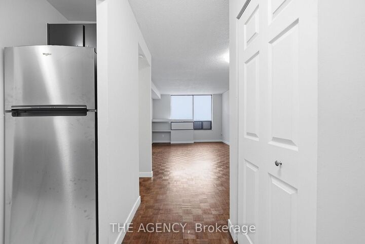 Property Photo:  2350 Dundas Street W 2004A  ON M6P 4B1 