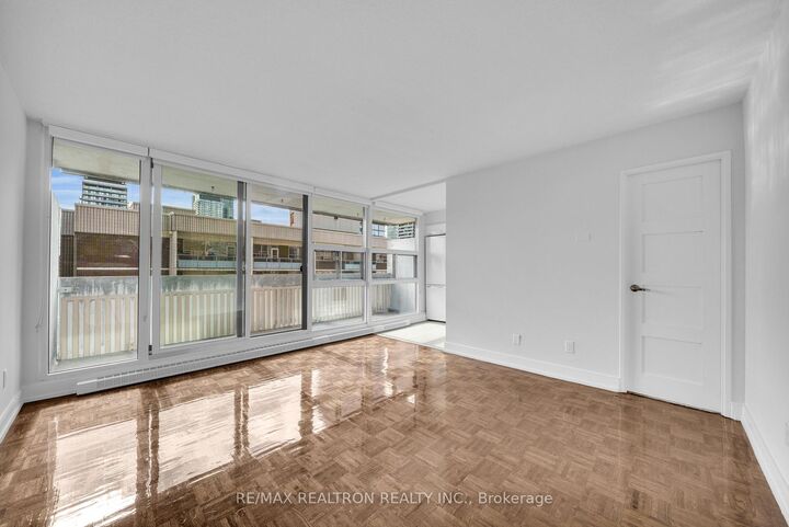 Property Photo:  33 Isabella Street 2401  ON M4Y 2P7 