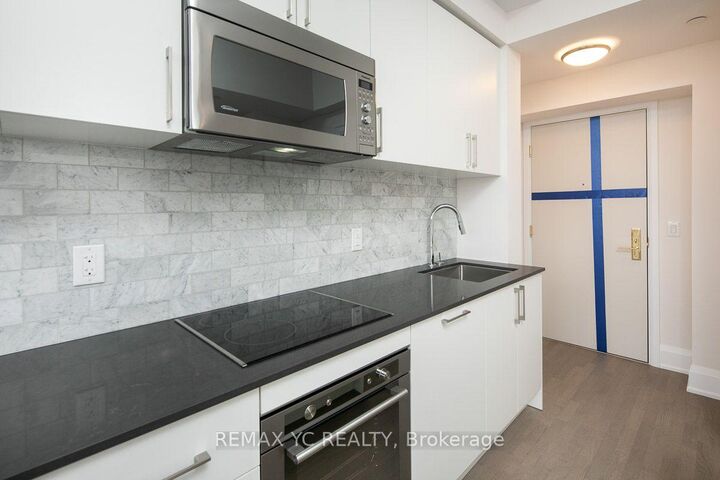 Property Photo:  88 Cumberland Street 2404  ON M5R 1A3 