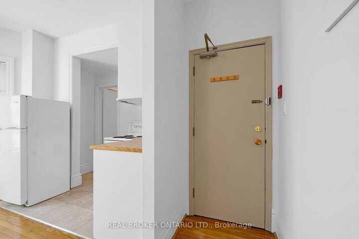 Property Photo:  16 Foxbar Road 2  ON M4V 2G6 