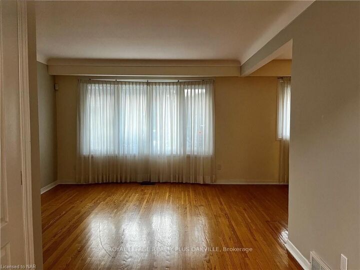 Property Photo:  694 Niagara Street Upper  ON L2M 3R9 