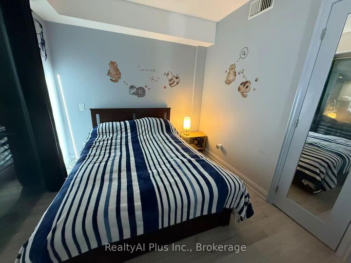Property Photo:  155 Yorkville Avenue 1911  ON M5R 1C4 