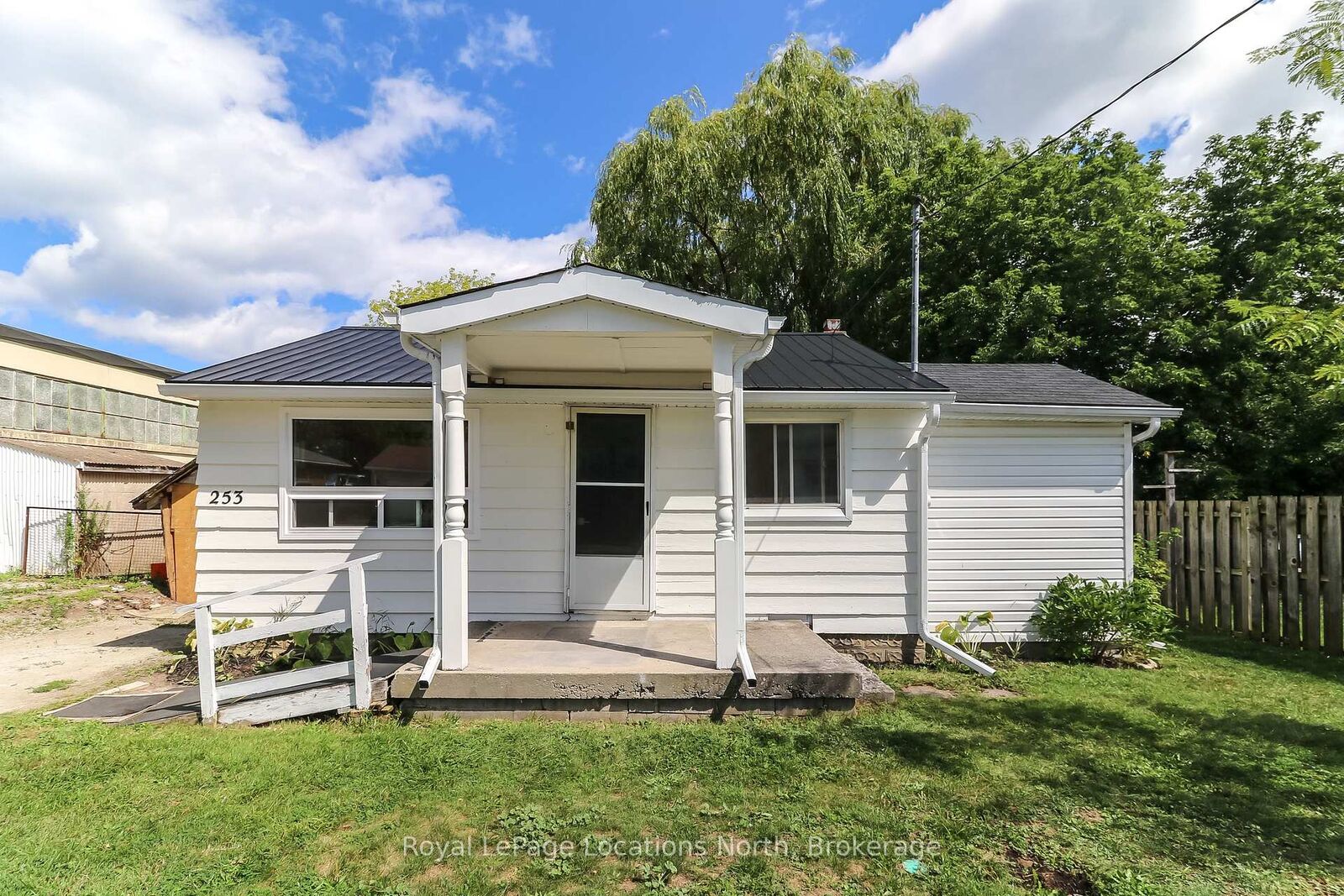 Property Photo:  253 Thompson Street  ON N4L 1M3 