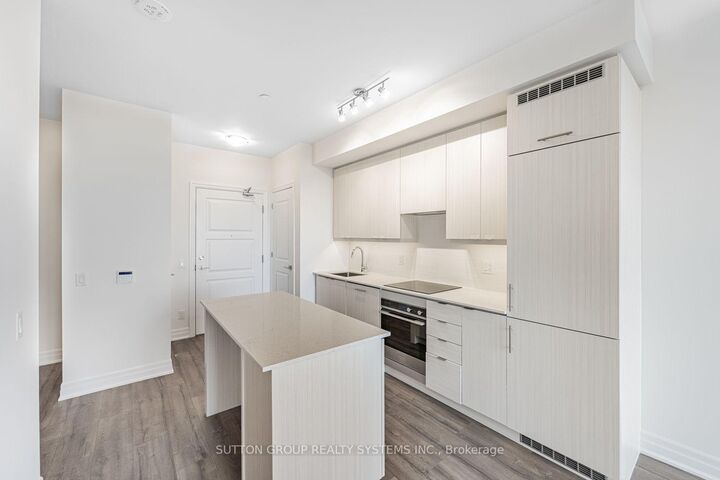 Property Photo:  36 Elm Drive W 2208  ON L5B 0N3 