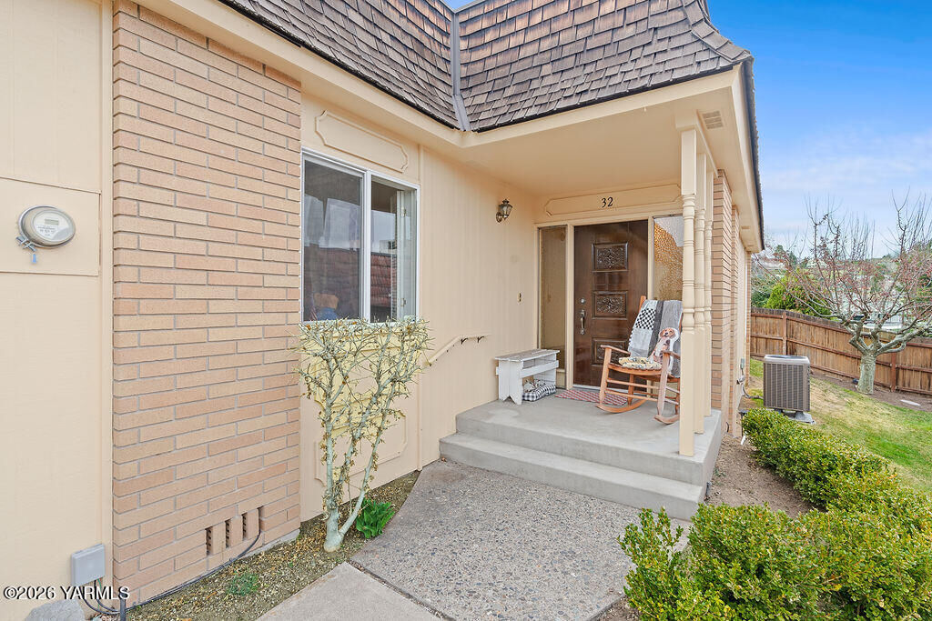 Property Photo:  32 Crest Cir  WA 98908 
