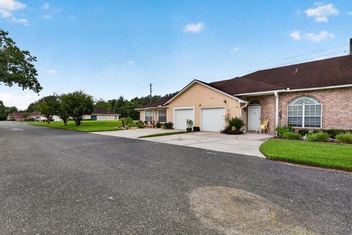 Property Photo: 11 Northside Unit 402 Drive FL 32218