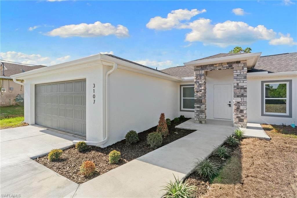 Property Photo:  519 Hawthorne Ave S  FL 33974 