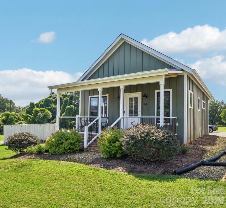 Property Photo:  24 Cottage Court  NC 28630 
