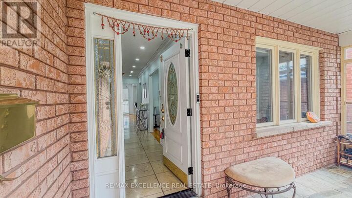 Property Photo: 303 Hickory Circle ON L6H 4V3