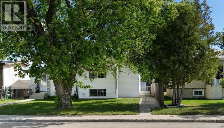 Property Photo:  632 1 Street West  AB T1R 0N3 
