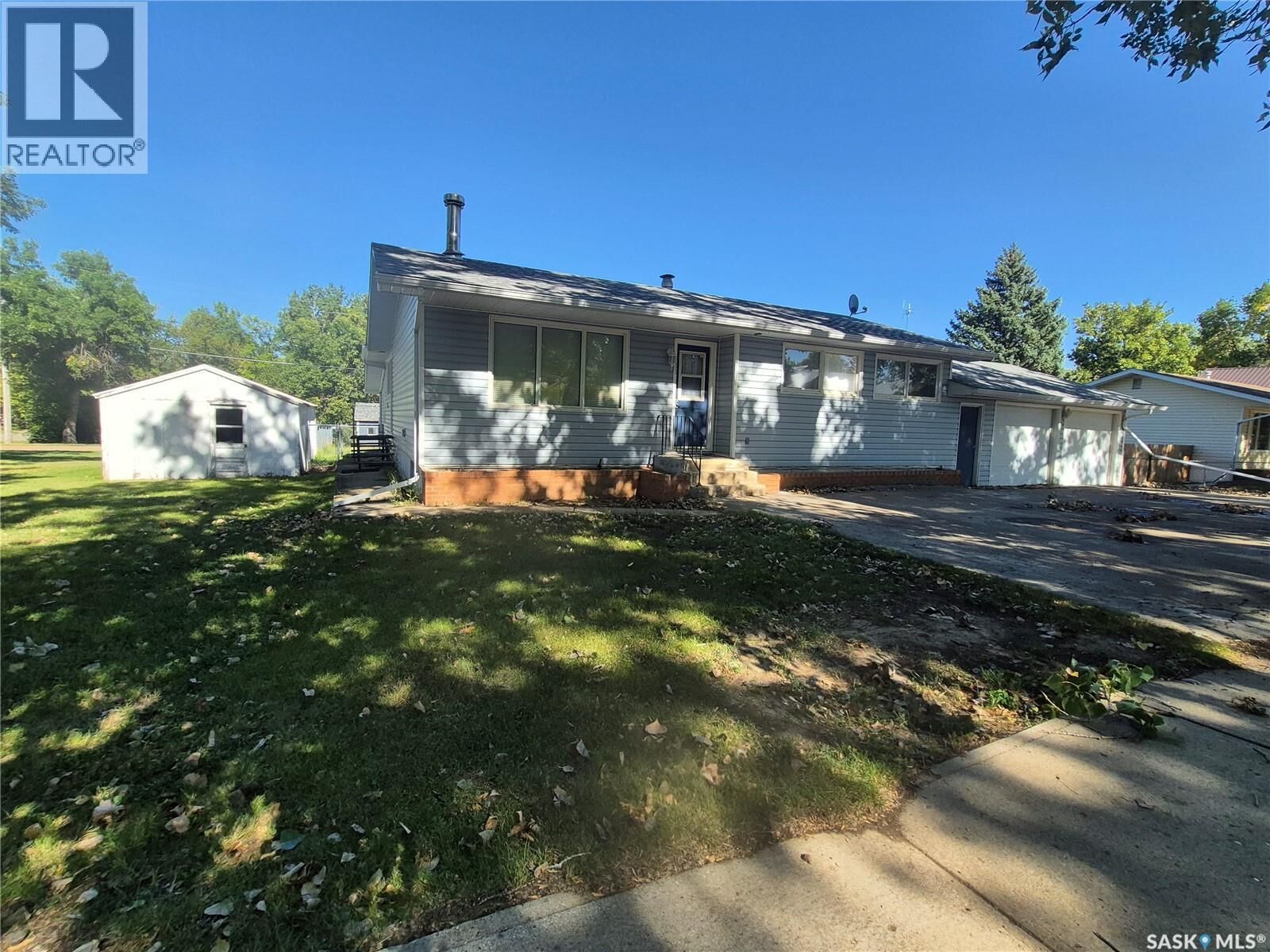 Property Photo:  633 Beckwell Avenue  SK S0C 2G0 