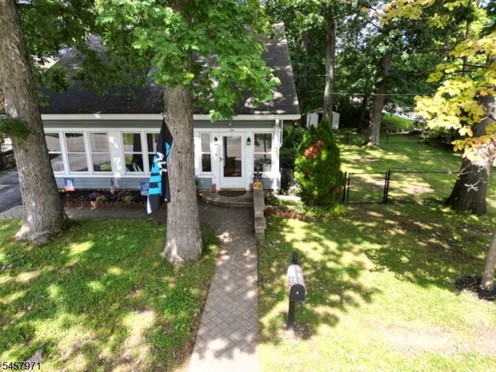 Property Photo:  4 Birch Ln  NJ 07834 