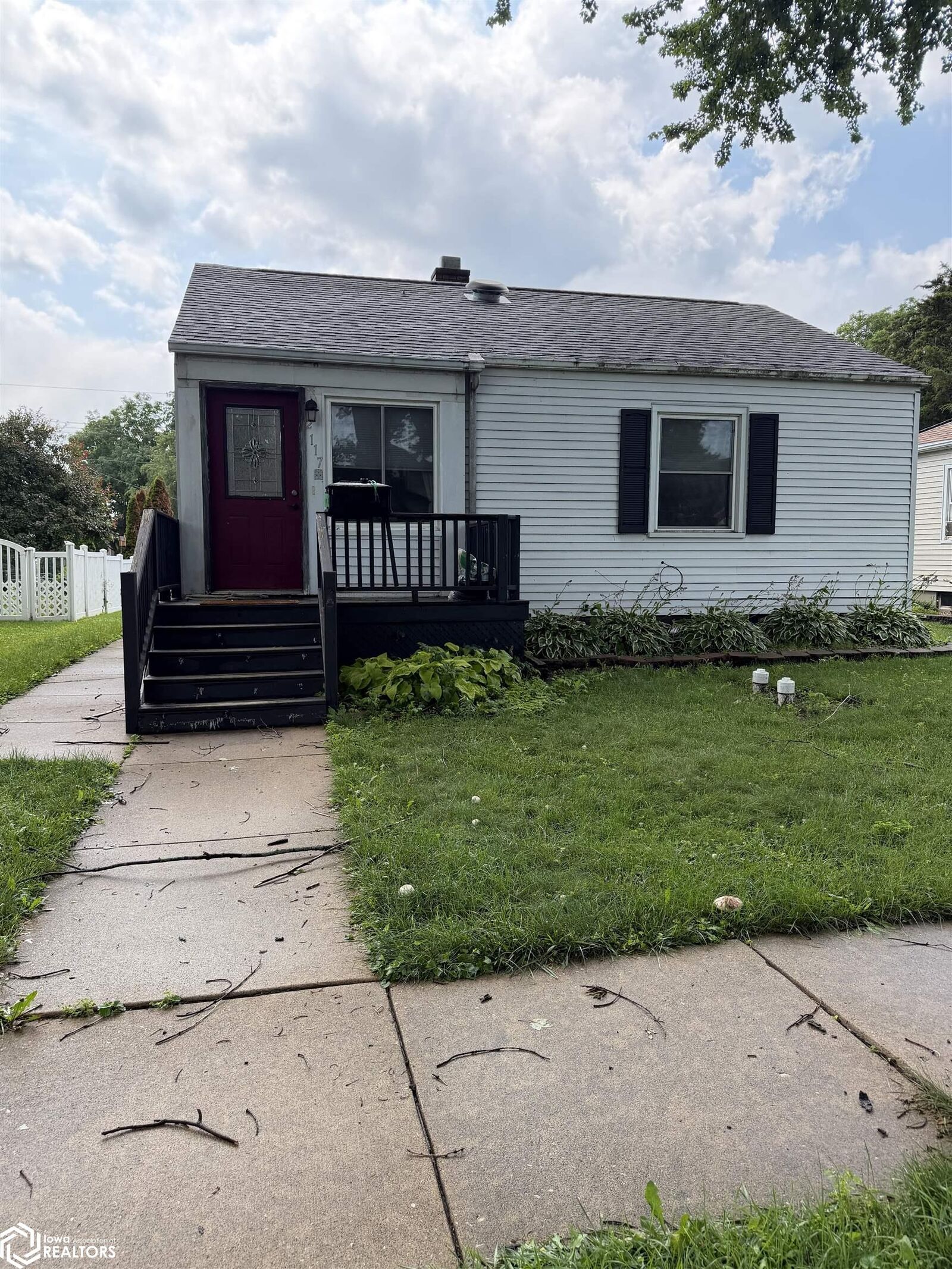 Property Photo: 2117 S 12th Street IA 52601