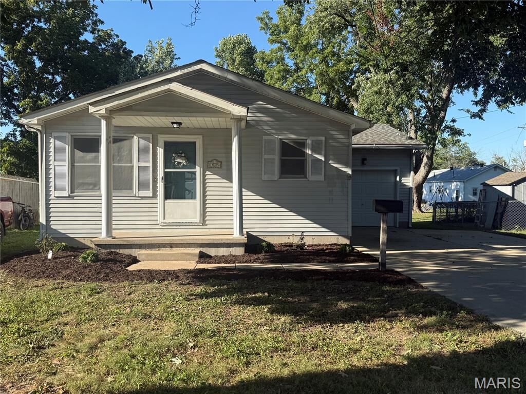 Property Photo:  1005 W Pine Street  IL 62052 
