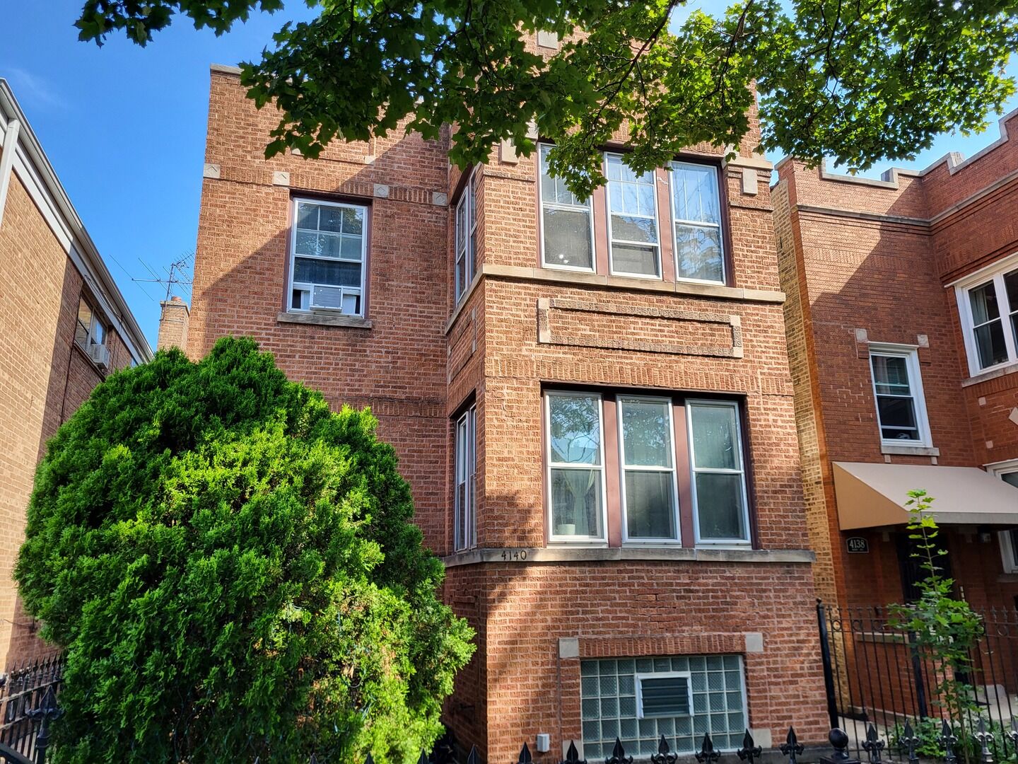 Property Photo:  4140 W Barry Avenue  IL 60641 
