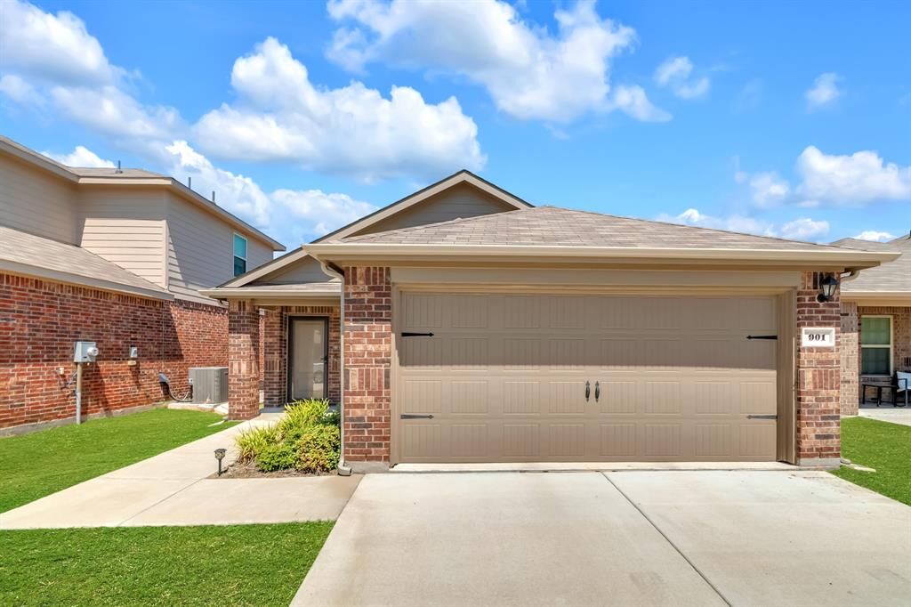 Property Photo:  901 Country Road  TX 75189 
