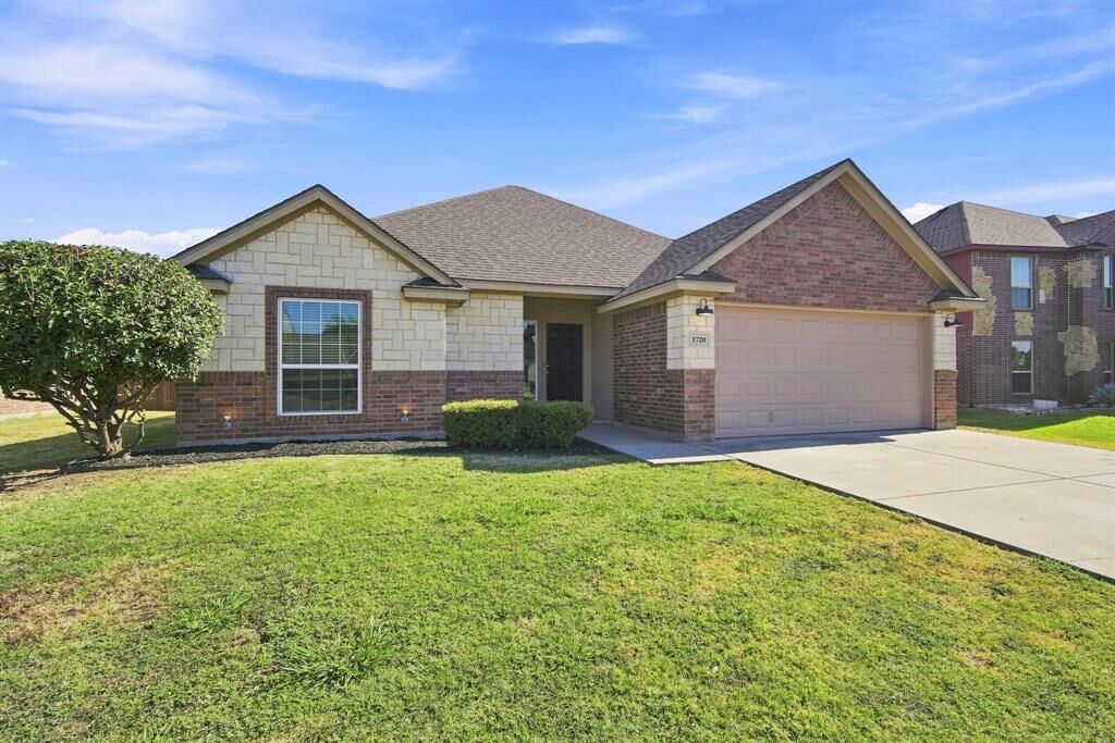 Property Photo: 1720 Lakeway Drive TX 76033
