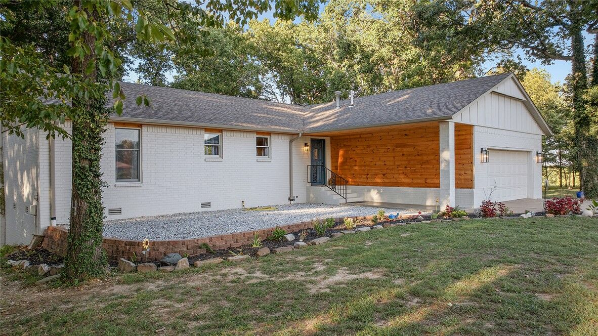 Property Photo: 3960 E Highway 264 AR 72745