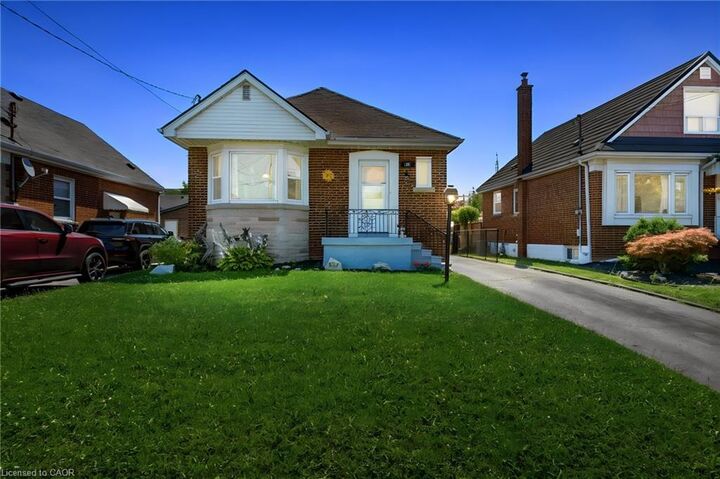 Property Photo:  127 Taylor Avenue  ON L8K 3T1 