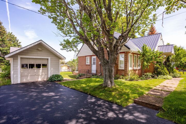 Property Photo:  122 Brackley Point Road  PE C1A 6Y4 