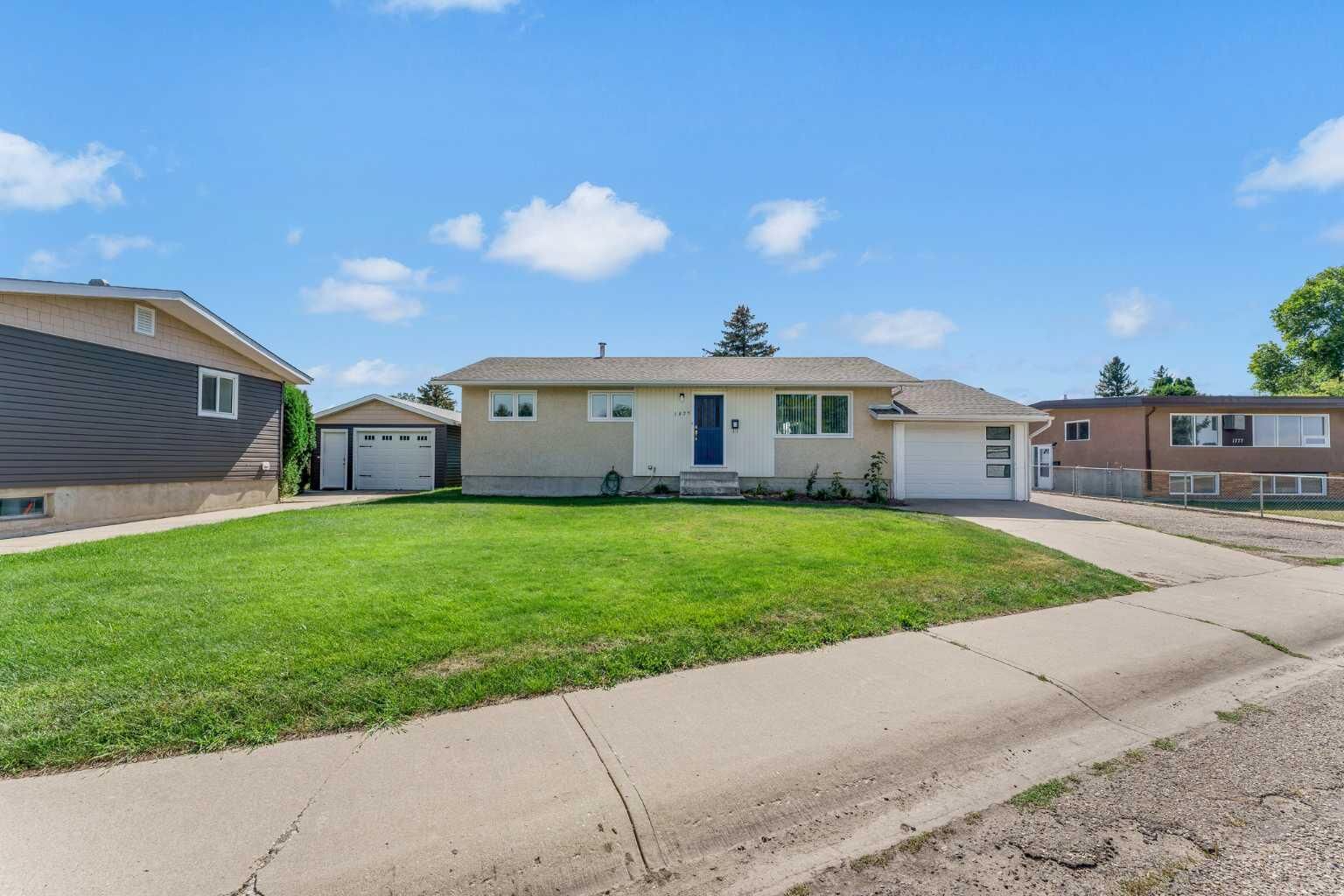 Property Photo:  1825 16 Street SE  AB T1A 7J8 