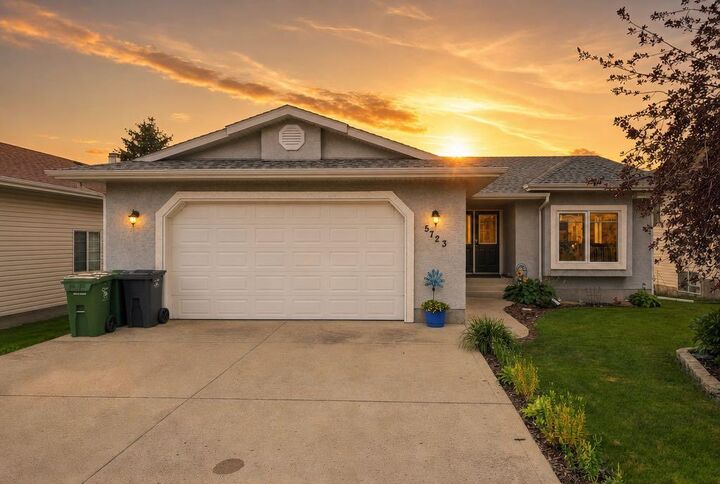 Property Photo:  5723 51 Avenue Avenue  AB T4J 1K5 