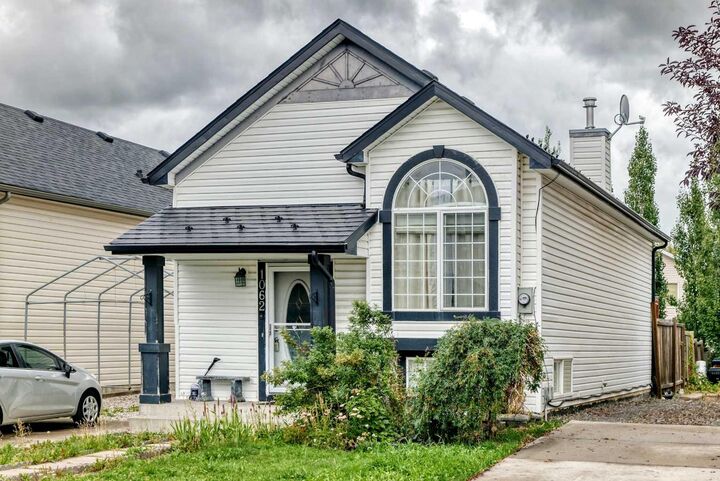 Property Photo:  1062 Bridlemeadows Manor SW  AB T2Y 4L1 