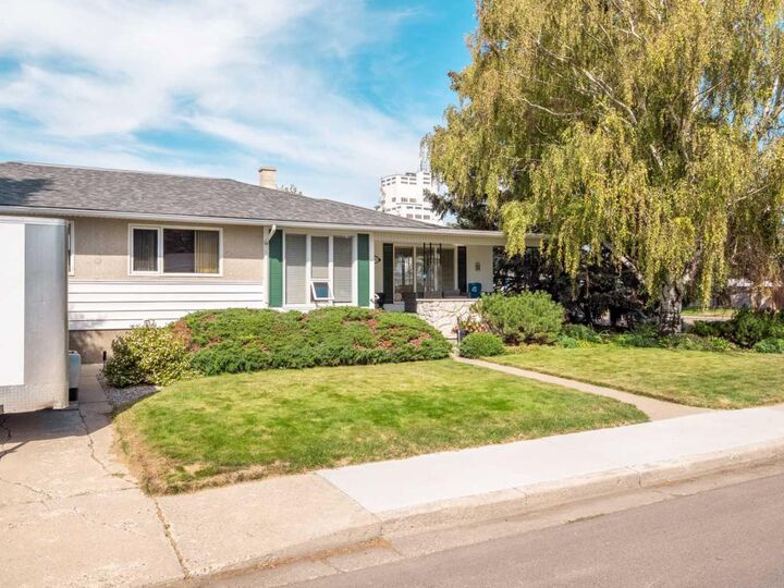Property Photo:  2515 3rd Avenue S  AB T1J 0M1 